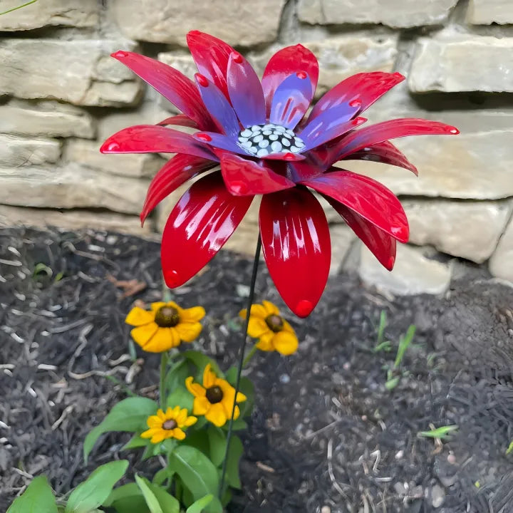 These rustic metal flower stakes bring bright, happy color to your outdoor space all year long—even when real blooms fade. 🌼 Each playful flower looks gorgeous on its own or grouped in clusters; tuck them into pots, flower beds, window boxes, or along pathways for an instant pop of color that never wilts. 🌸